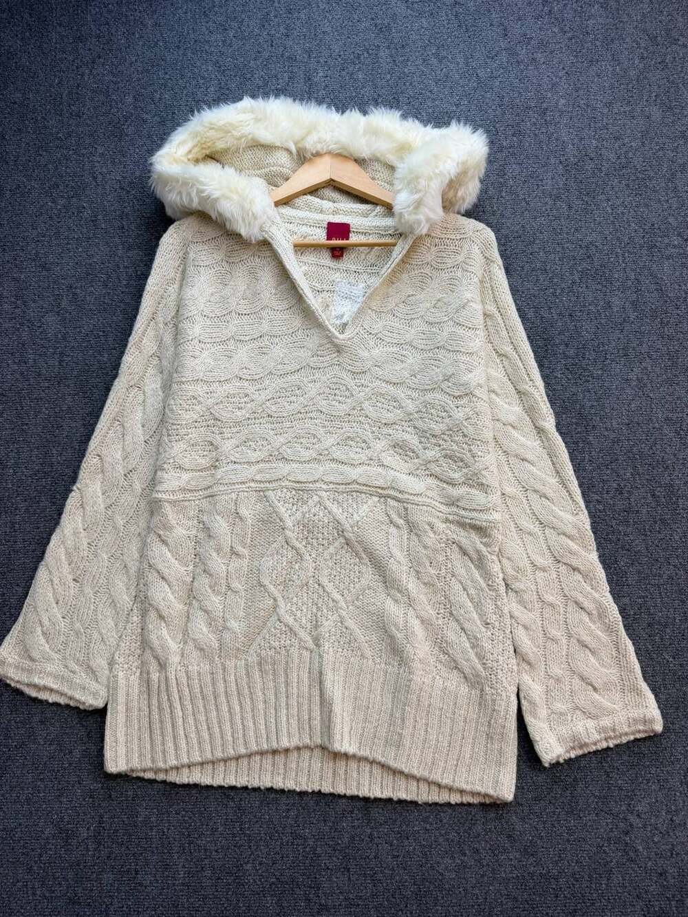 G.I.L.I. Womens M Ivory Cable Knit Hooded Sweater Faux Fur Trim V Neck Pullover